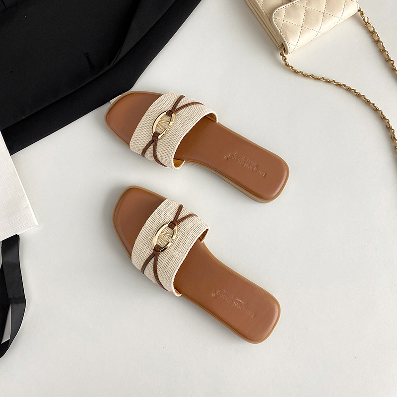 Ladies 2025 summer new fashion good-looking flip-flops wear French flat beach lazy slippers casual sandals beach shoes