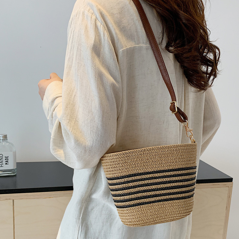 2025S Designer Women S Bag Grass Woven Women S Summer Ins Style New Beach Outdoor Travel Vacation Bucket Crossbody Bag