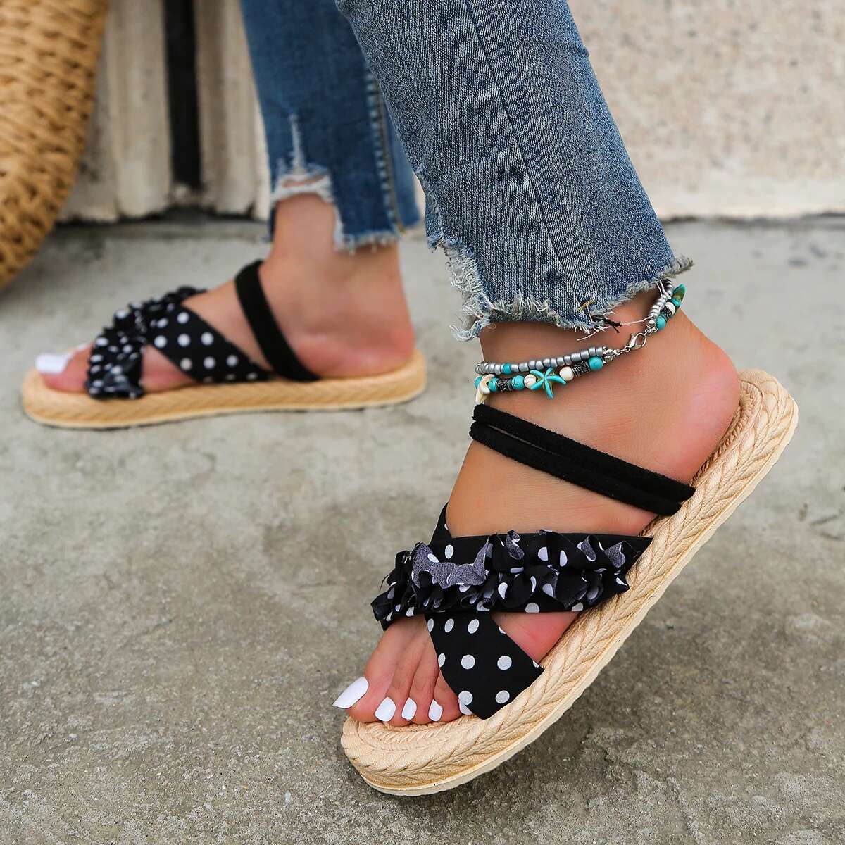 2025 Summer New Women's Anti slip and Wear resistant Strap Designer Fashion Flat Heel Sandals