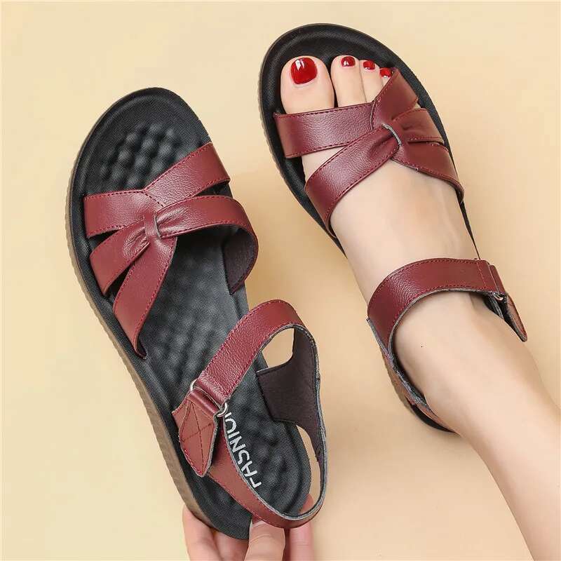 2025 Summer New Leather Soft Bottom Flat Bottom Women's Casual Designer Fashion Sandals Comfortable Non slip Mother Shoes