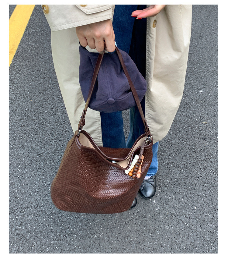 New winter fashion woven texture handbag, Korean retro bucket bag, trendy and versatile women's shoulder bag, luxurious designer bag