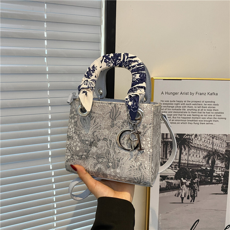 S 2025S Designer High End Light Daifei Handbag For Women New Single Shoulder Crossbody Bag With Versatile Texture Heavy Duty Embroidery Hand Held