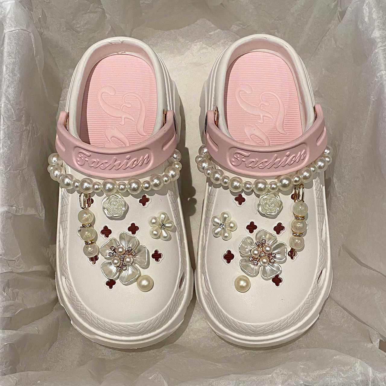 Slippers for ladies, paired with a new style of indoor anti-slip couple thick-soled shoes with a squatting sensation and hole design, suitable for sum