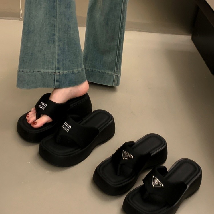 designer shoes 2025 new Women's summer outdoor thick-soled flip-flop sandals match with skirts height increasing black beach slipper sandals