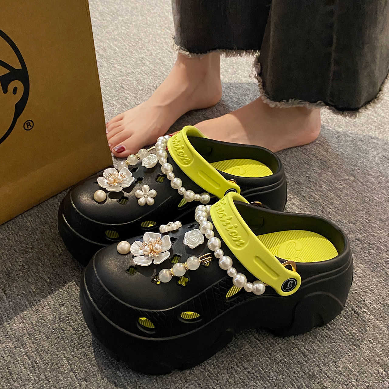 Slippers for ladies, paired with a new style of indoor anti-slip couple thick-soled shoes with a squatting sensation and hole design, suitable for sum