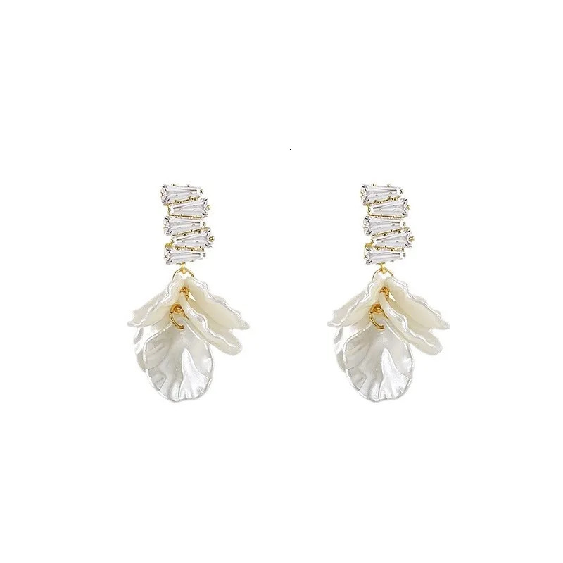 ZAKOL Korean Fashion Shell Pendant Earrings White Crystal Zirconia Flower Bridal Party Accessories 250326