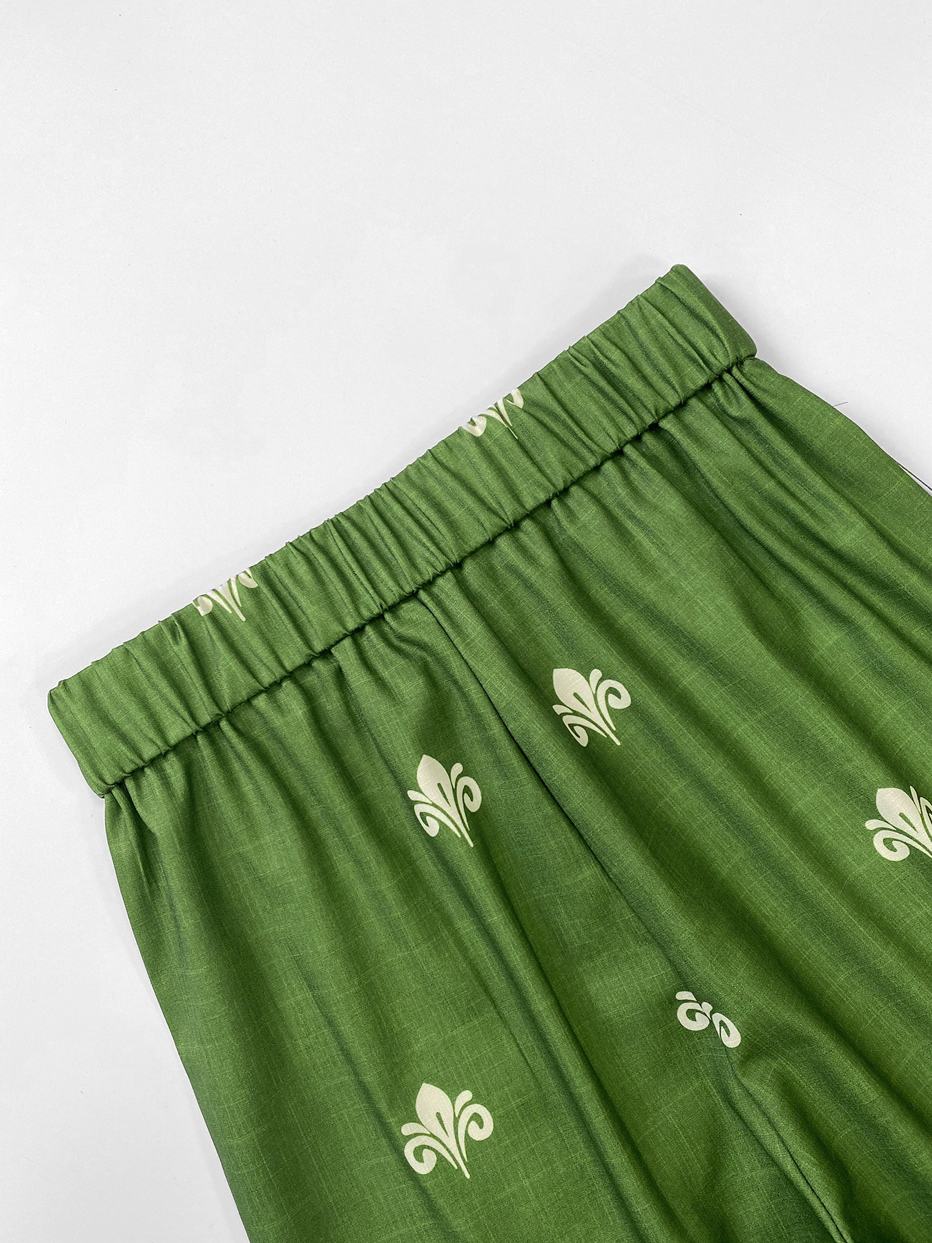 Women's Romantic Sexy Ruffle Sleeve Bodysuit & Floral Printed Wide-Leg Pants Set, Polyester Loose Vacation Outfit with White Top & Green Pants---