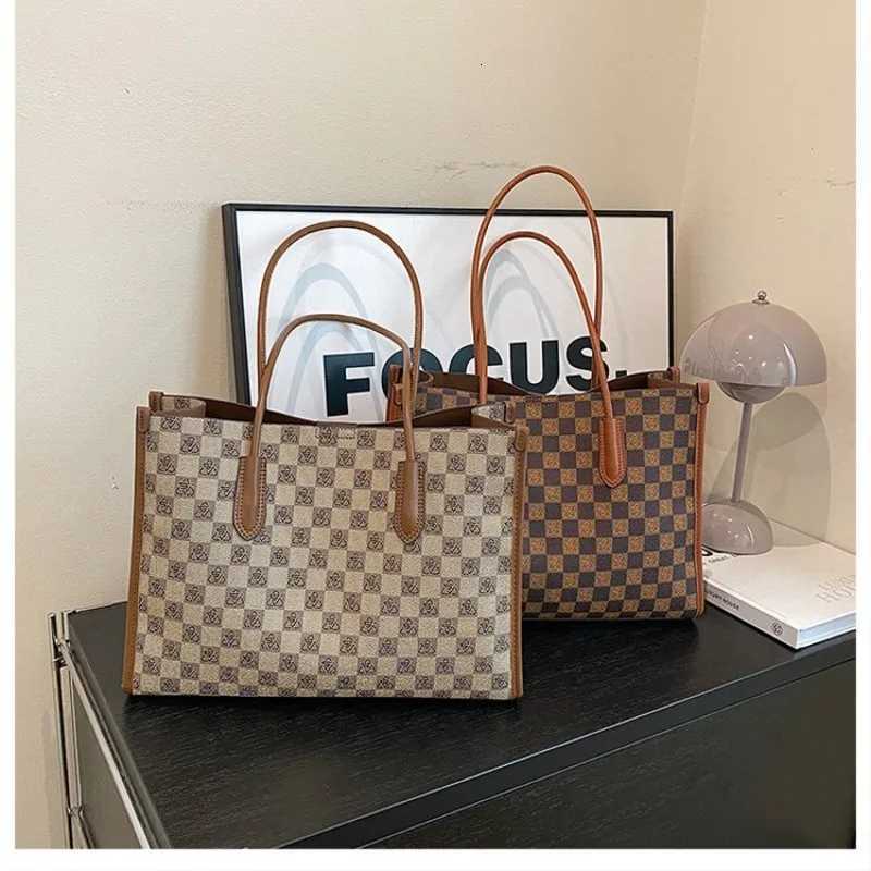 2025 New Artistic European Style Shoulder Bag - High-End Exquisite Creative Crossbody Bag for LadiesW251106