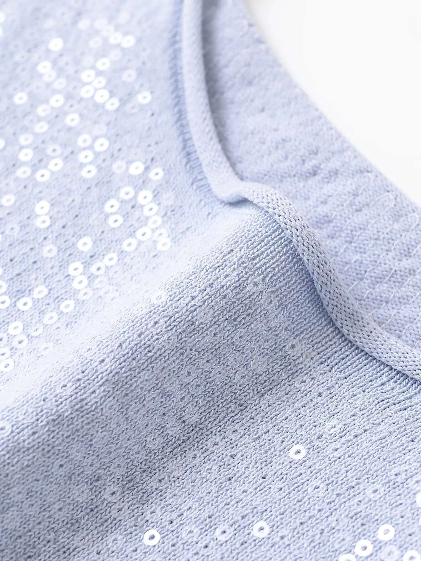 Women's Short Sleeve Crew Neck T - Shirt With Sequin Detaig For A Sparkg And Trendy Look