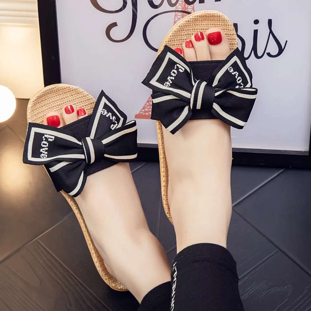 2025 Summer New Women's Home Soft Bottom Anti slip Lightweight Silent Interior Designer Fashion Slippers Sandals