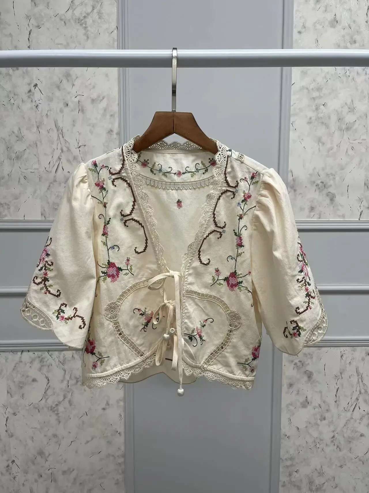 Retro ral Embroidery Women Short Blouse Lace-Up V-Neck Hollow Out Sweet Fashion Spring Lady Cotton en Blend Shirt