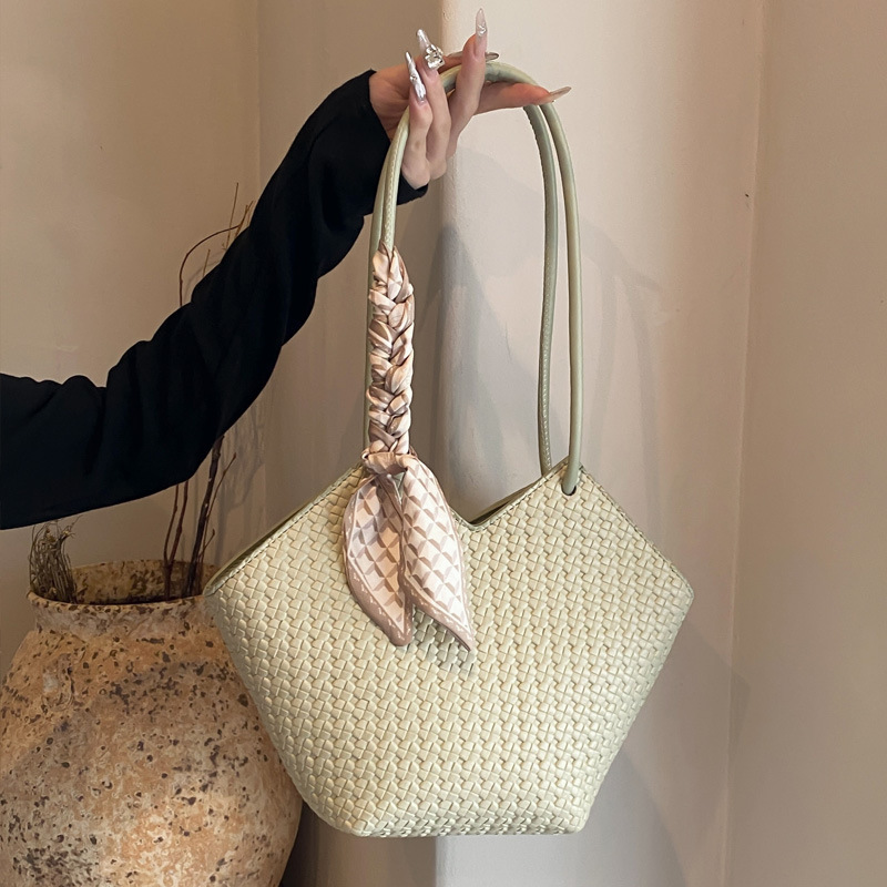 2025S Designer Women S Bag Large Capacity Crossbody Women In The New Summer Of With A High End Feel For Commuting To Work Single Shoulder Heart Shaped