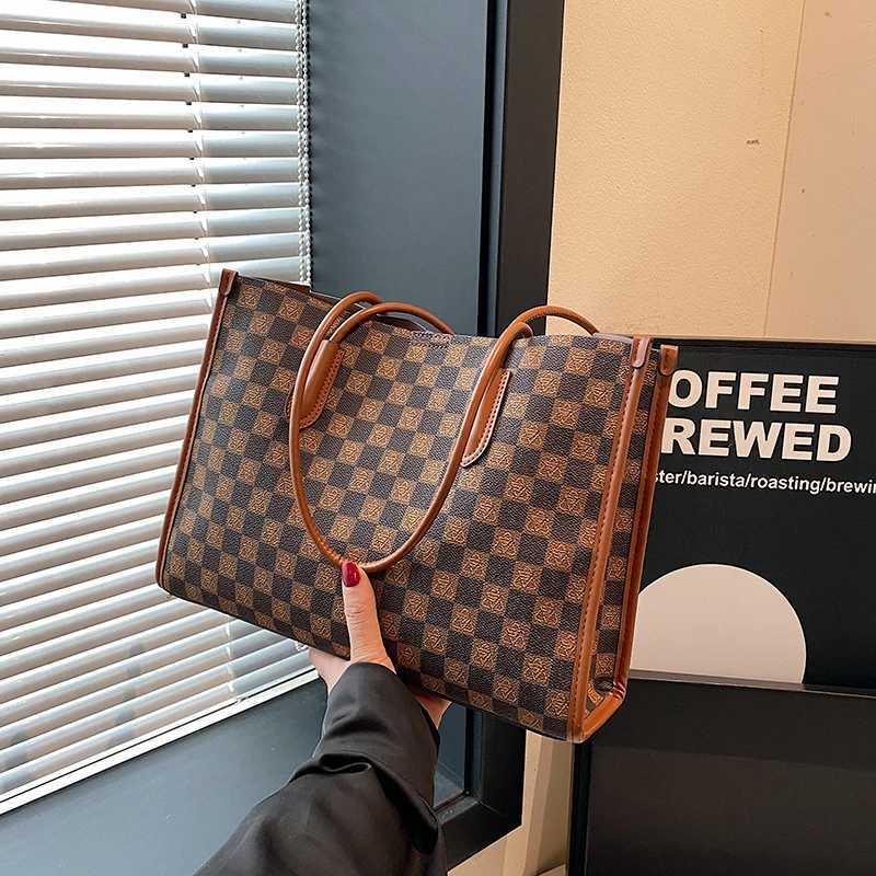 2025 New Artistic European Style Shoulder Bag - High-End Exquisite Creative Crossbody Bag for LadiesW251106