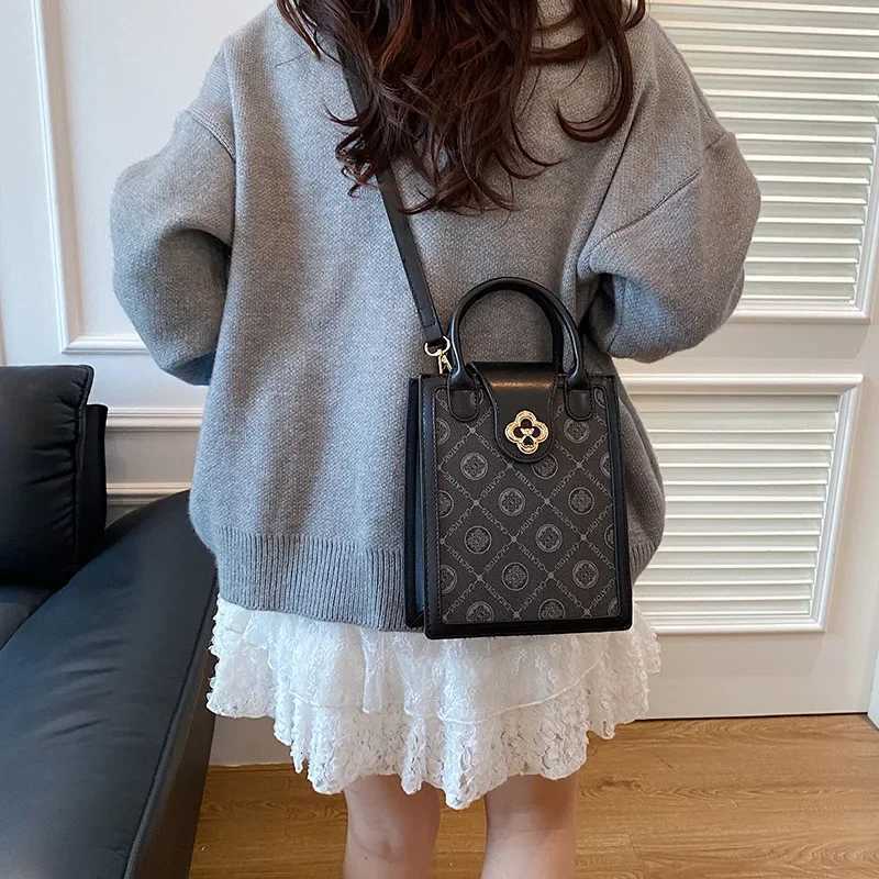 2025 Letter Tote - Vertical Square Purse with Adjustable Strap Trendy Shoder Bag for Wen Off Weekend Essential Y251106