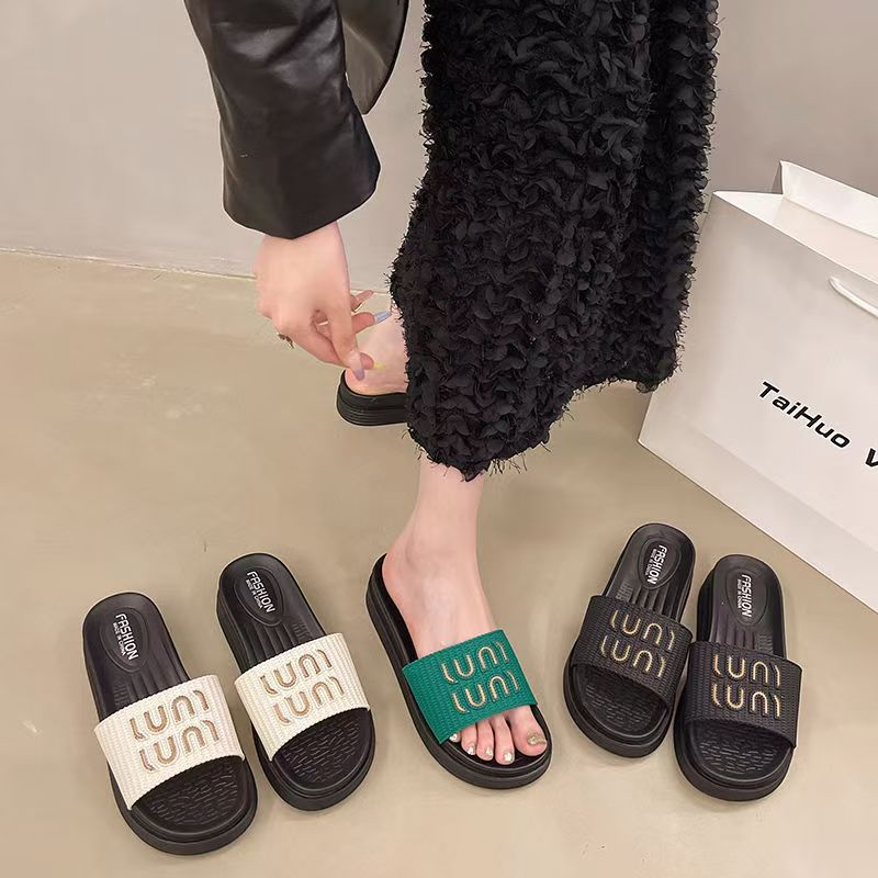 The New Designer Women's Summer Outdoor Luxury Slippers For 2025 Feature Thick-soled And Anti-slip All-soft-soled Beach Sandals In A Trendy Red C