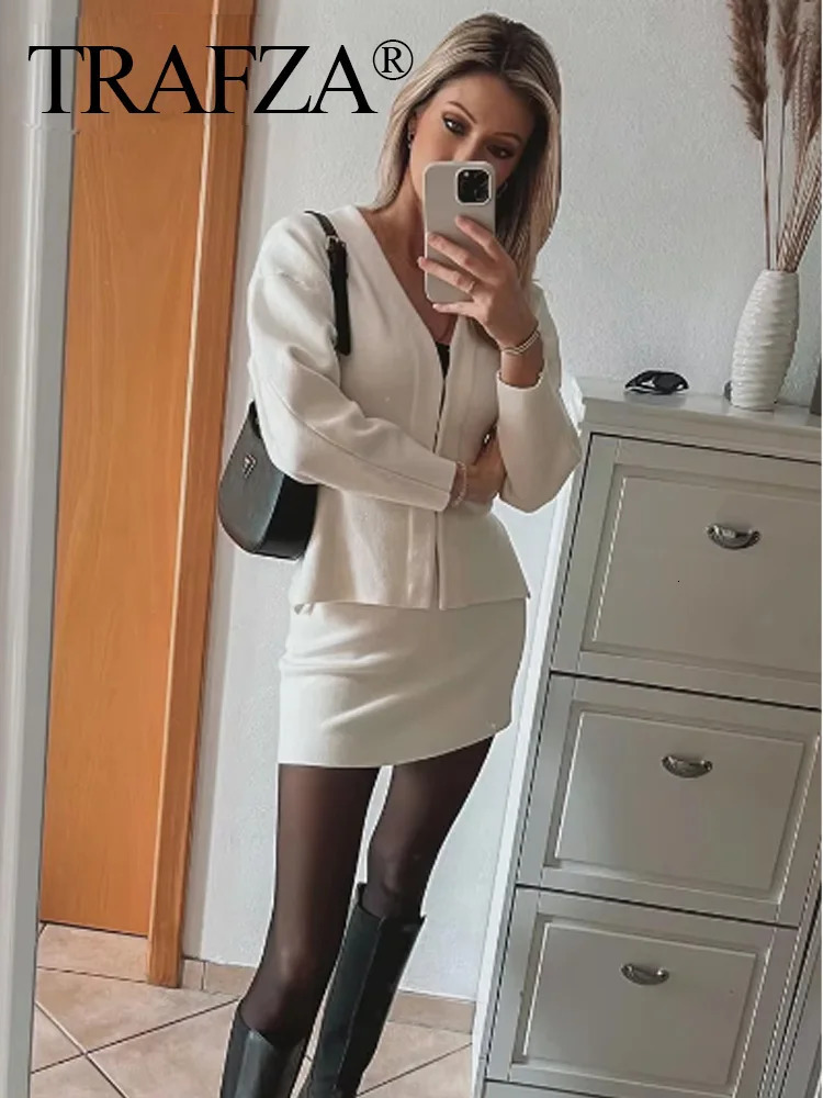 TRAFZA Autumn Slim Skiing Set Wine Red Solid Vneck Long Sleeve CardiganOne Line Mini Sleeveless Roupas Leisure Street 250403