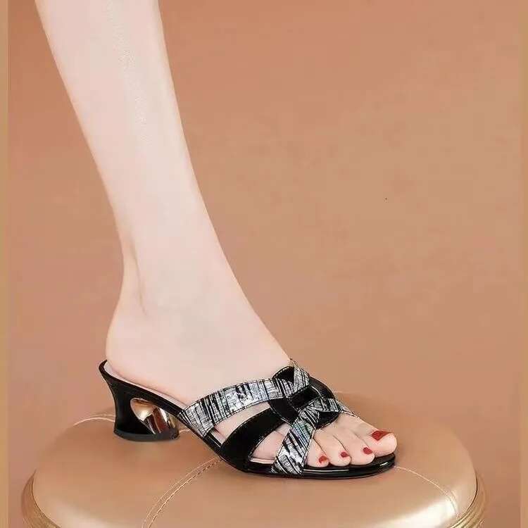 2025 Summer New Cool Women's Fairy Style Horseshoe Root Designer Fashion Versatile Women's Slippers