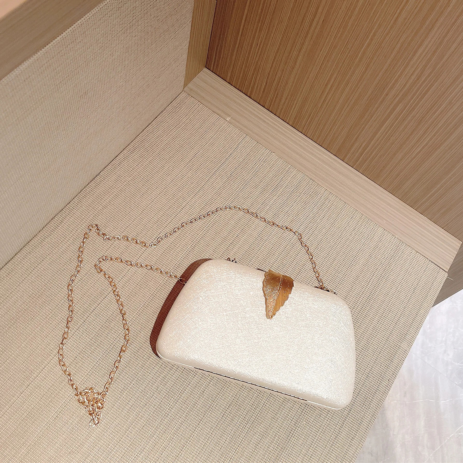 Womens fashion classic leaf buckle box dinner bag clutch party bag annual party bag reception handbag chain bag wedding mini bag 250402