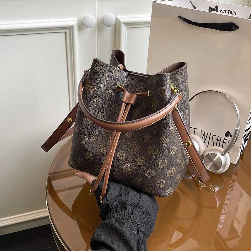 2025 New Fi Water Bucket Bag - Wens Crossbody/Shoder Bag Versatile Stylish Premium Leather Casual Work Handbag Y251106