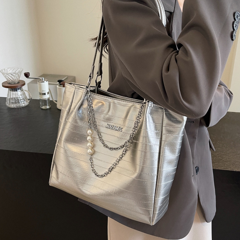 2025S Designer Women S Bag High End Large Capacity Women In New Fashion And Leisure Single Shoulder Tote College Students Commuting Bag For Classes