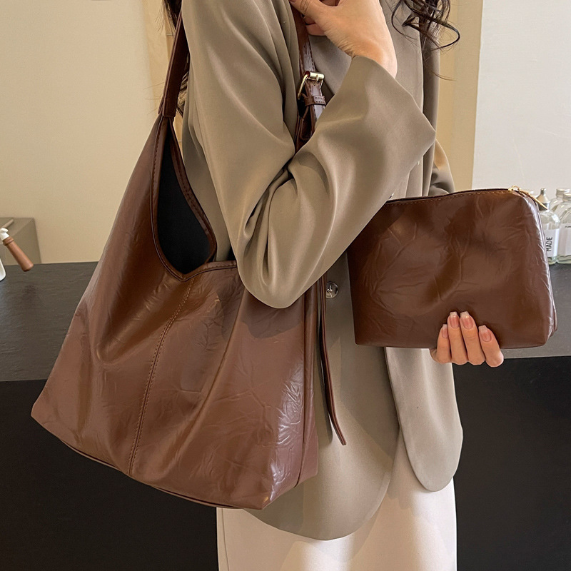 2025S Designer Women S Bag Single Shoulder Tote Summer New Trend Fashion Versatile Casual Commuting Underarm Bag