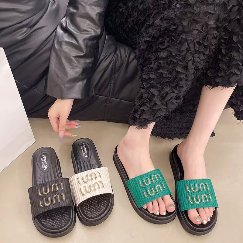 The New Designer Women's Summer Outdoor Luxury Slippers For 2025 Feature Thick-soled And Anti-slip All-soft-soled Beach Sandals In A Trendy Red C
