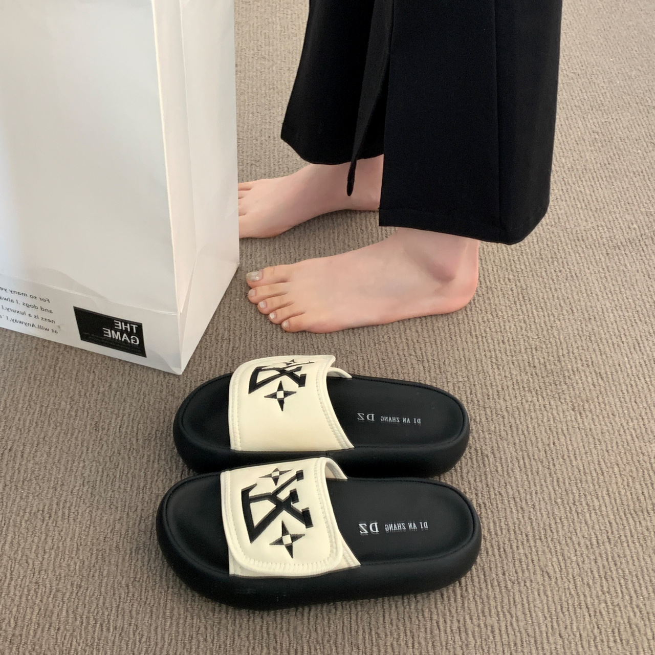 Free shipping designer women's summer super soft cool slippers, thick-soled flip-flops, Korean version, trendy and trendy outerwear half-slippers