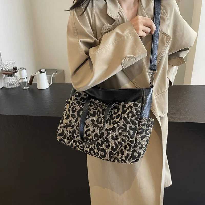 Minimalist High-End Unique Leather Bag Elegant Classic Designer Paris Fashion Large Capacity For Women Solid Color ShopperW251106