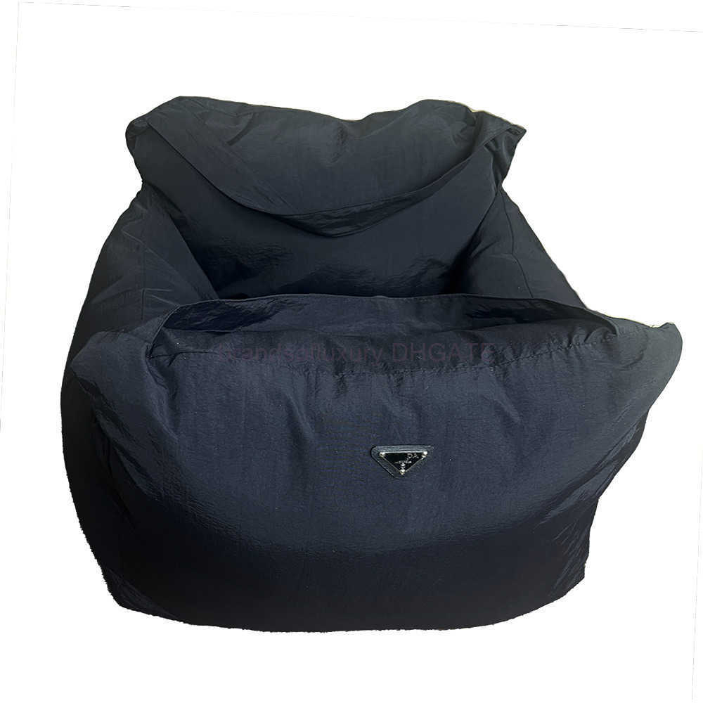 Trendy pet dog car bed for outdoor use removable and washable dog bed hand-held dog bed Teddy Schnauzer crossbody pet bed mat