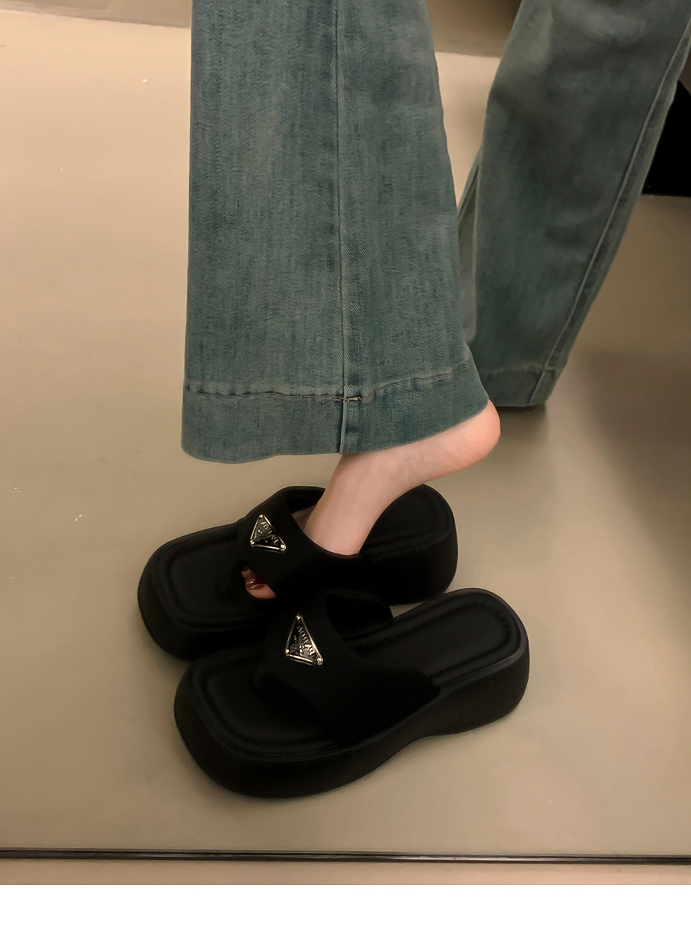designer shoes 2025 new Women's summer outdoor thick-soled flip-flop sandals match with skirts height increasing black beach slipper sandals
