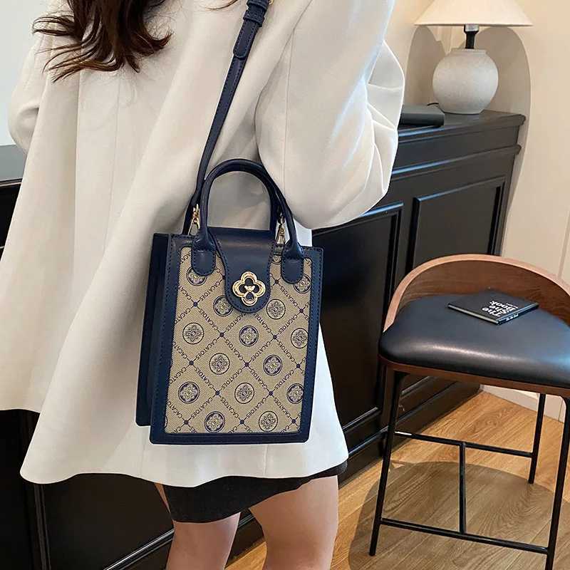 2025 Letter Tote - Vertical Square Purse with Adjustable Strap Trendy Shoder Bag for Wen Off Weekend Essential Y251106