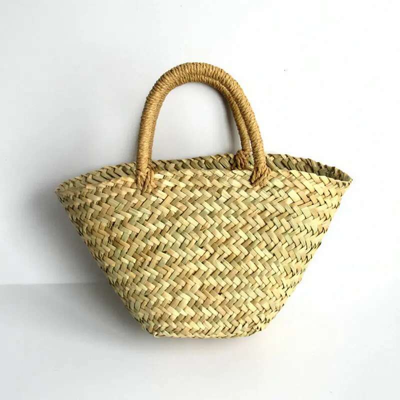 2025 New triangular grass Oblique weave handbag straw children's basket pastoral style small photo decoration bag