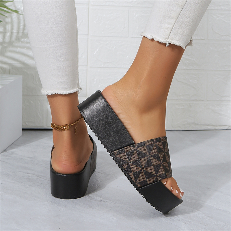 Designer slippers free shipping 2025 new thick sole height increasing beach vacation luxury sandals for women