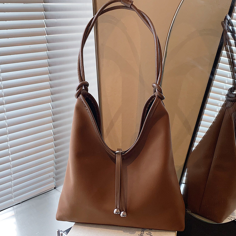 2025S Designer Women S Bag New Underarm For Women Large Capacity Handheld Fashion Shoulder Bag Small And Simple Commuter Tote Bag