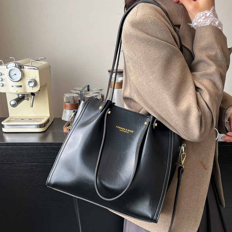 2025S Designer Women S Bag Fashionable High End Water Bucket Women S Commuting Mother And Child Large Capacity Crossbody Bag Single Shoulder Armpit Ba