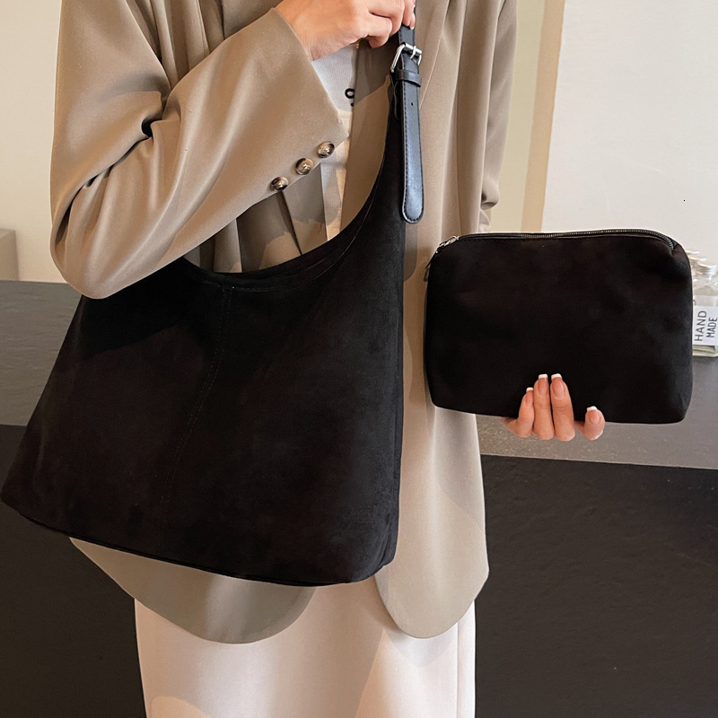 2025S Designer Women S Bag Autumn Armpit Women S New Matte Fashionable Single Shoulder Commuting High End Feeling Large Capacity Tote Bag