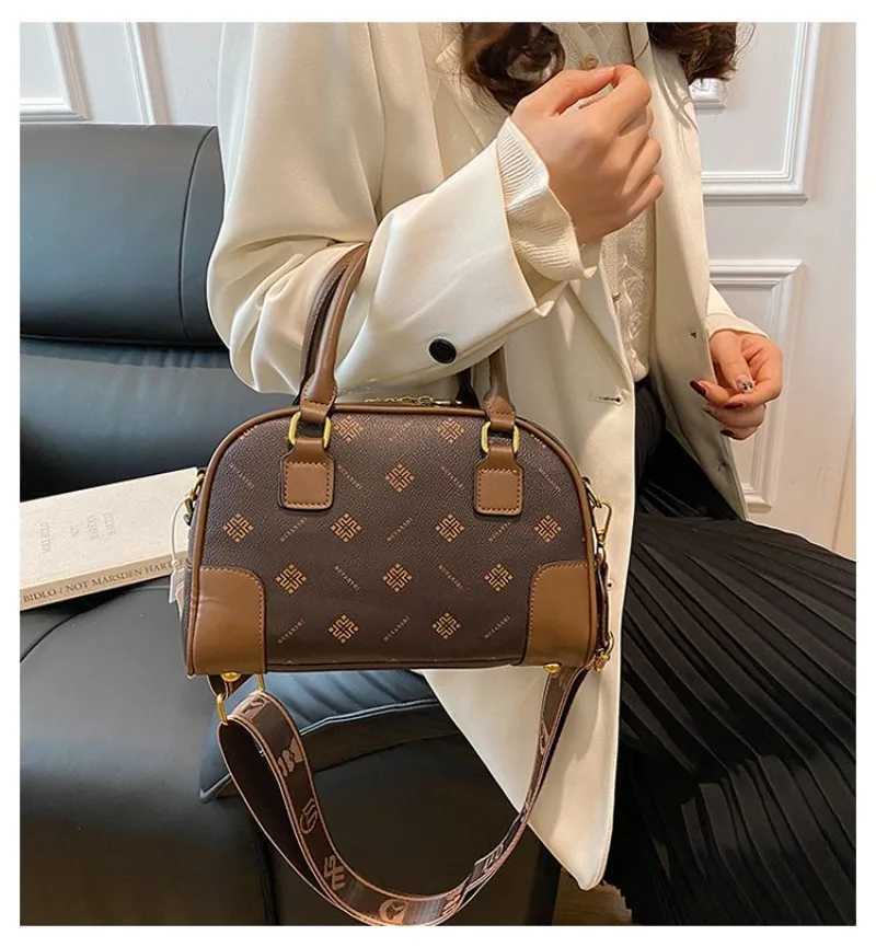 Refined Handbag For Elegant Ladies Perfect One Shoulder Retro Printing Bag For Formal Events And Social GatheringsW251106