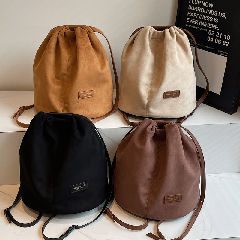 2025S Designer Women S Bag Korean Niche Bucket Bag Lightweight Commuting Drawstring Backpack Versatile Simple Design Large Capacity Casual Backpack