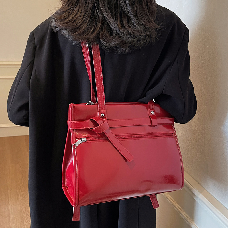 2025S Designer Women S Bag Niche High End Shoulder For Women New Fashion Versatile Simple Large Capacity Commuting Solid Color Tote Bag