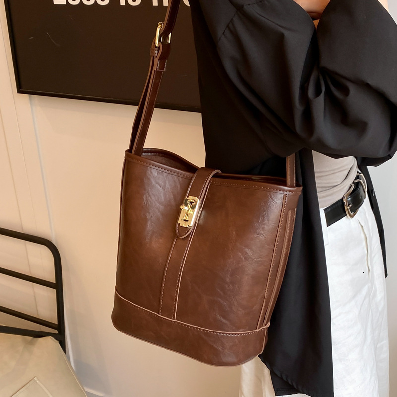 2025S Designer Women S Bag This Year S Popular Bags Are Versatile For Women In Autumn And Winter New Single Shoulder Crossbody Bag Simple Hand Held Bu