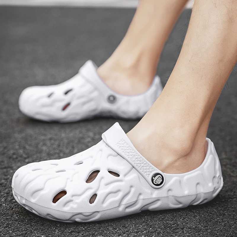 Mens Summer Slippers Thick soled Mens Clogs Sandals Hollow Breathable Flip Sandals Fashion Beach Slippers M250407