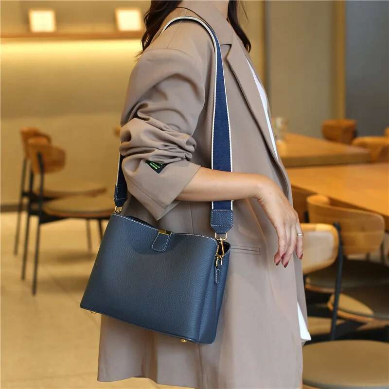 Women's Genuine Leather Handbag Bucket Style Casual Lady Fashion Shoulder Crossbody Messenger Bag For Girls 2025 Hot Sale