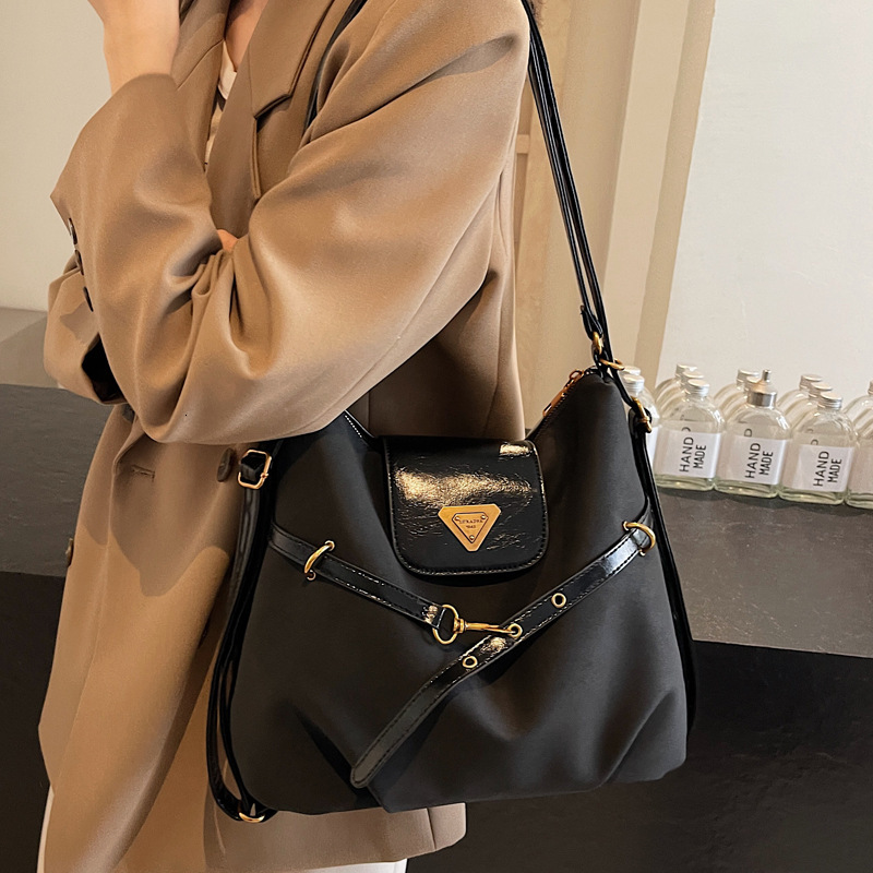 2025S Designer Women S Bag Shoulder Women S Large Capacity Armpit Bag Winter New Stylish Shopping And Commuting Single Shoulder Tote Bag For Women