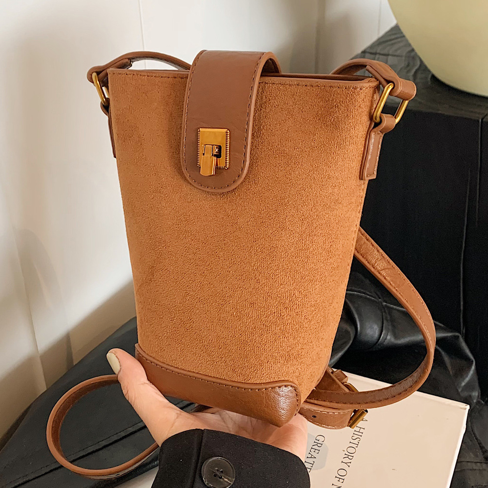 2025S Designer Women S Bag Bucket Women S Korean Version Niche Simple Casual Shoulder New Trendy And Stylish Crossbody Bag