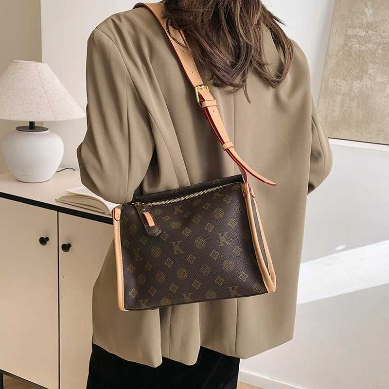 Luxury High-End Minimalist Unique Leather Crossbody Handbag For Women With Trendy Fashionable Design And LetterW251106