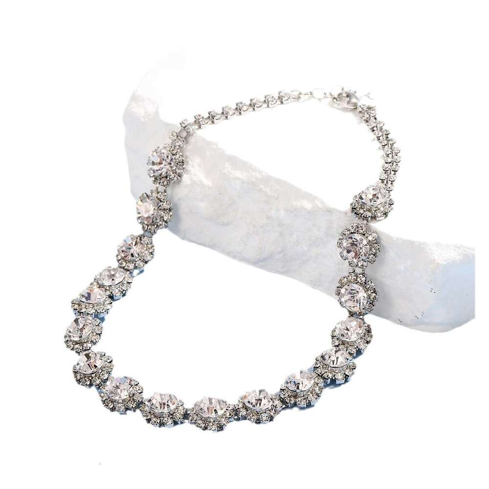 Popular exaggerated punk plum blossom shaped single round small claw inlaid with dias and rhies Korean version neck chain necklace item