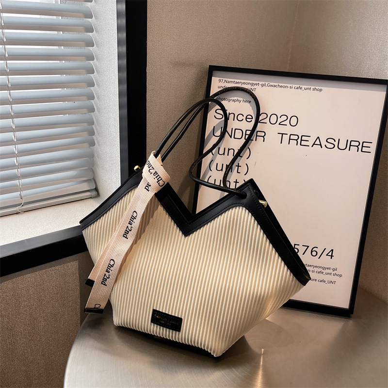 2025S Designer Women S Bag Women S Niche Design Versatile Shoulder Large Capacity Commuting Korean Version Fashion Handbag Texture Armpit Bag