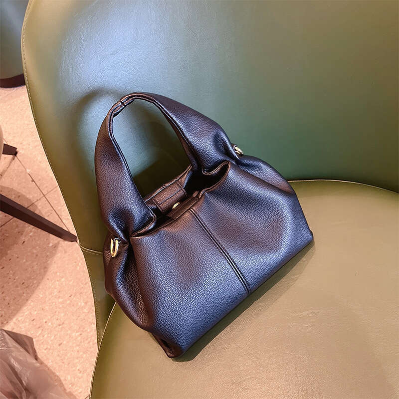 French niche brand solid color lunch box European and American fashion handbag, single shoulder crossbody bag, women's 2025 temperament versatile