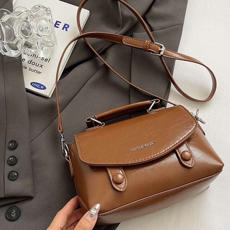 2025S Designer Women S Bag New Literary Style Postman Cambridge Handbag Commuter Fashion Shoulder Cross Bag