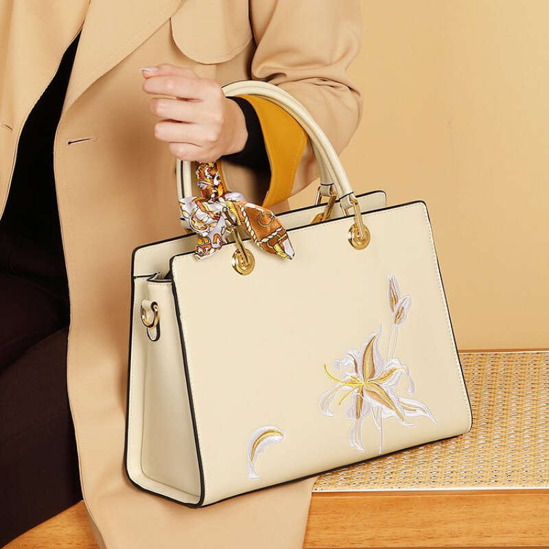 Designer Bag Vintage Chinese Style Embroidered For Women Medium Sized Handbag Large Capacity Commuter Mother S Day Gift Crossbody